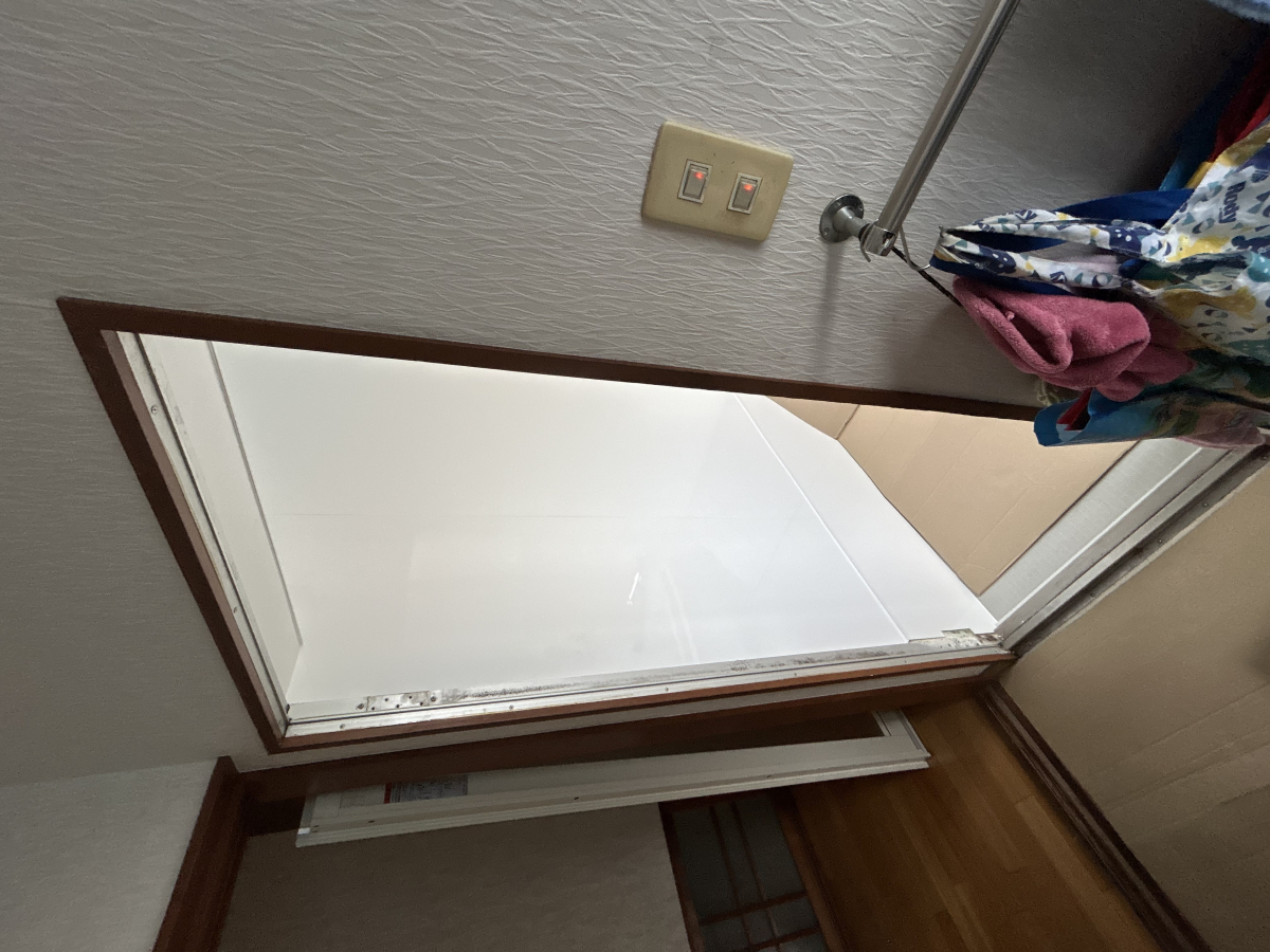 青山サッシ販売のリシェント浴室ドアカバ-工事☆の施工前の写真2