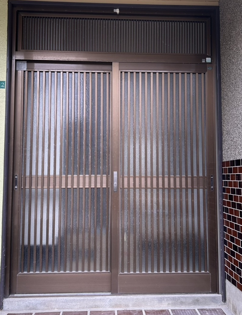 青山サッシ販売の玄関引戸のリフォ-ムです(@^^)/~~~の施工前の写真1