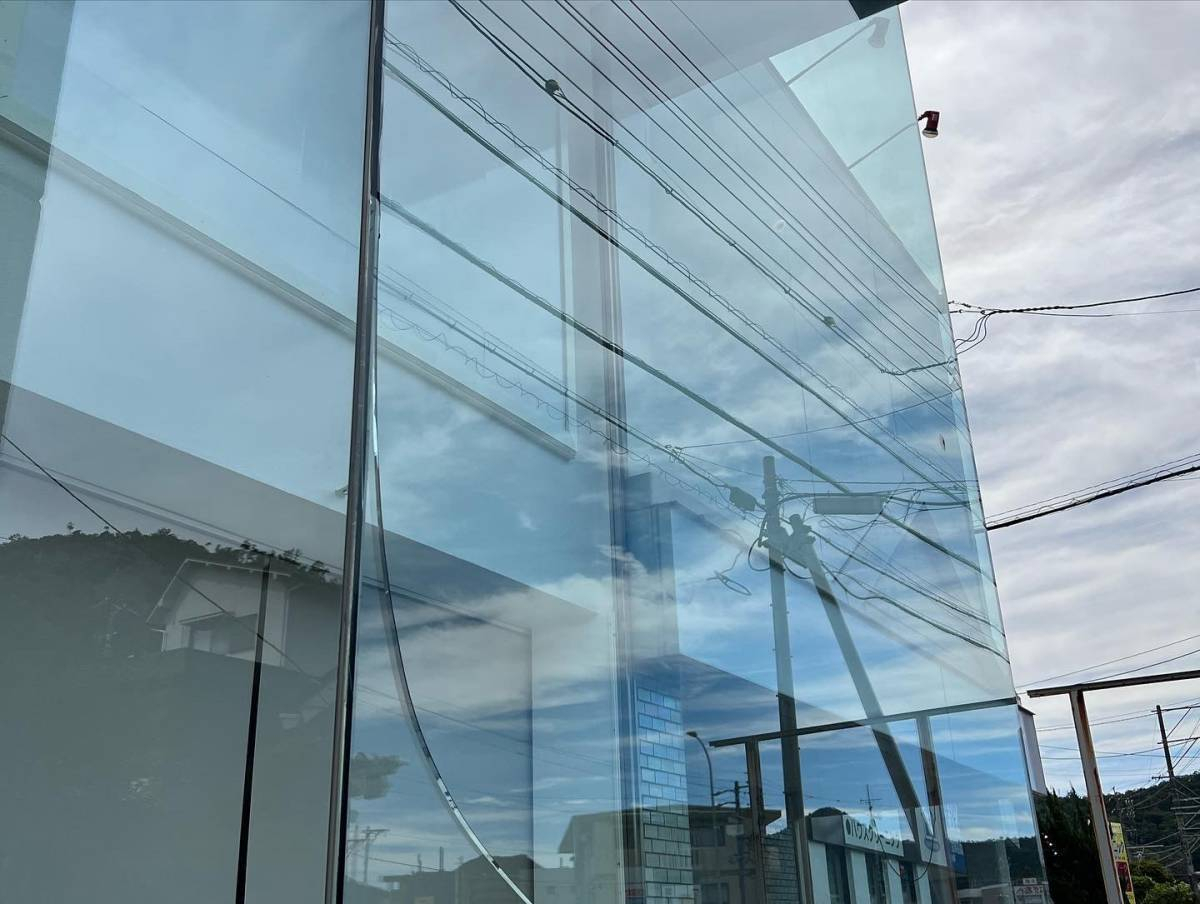 ギフマドAluminaMeisterの大板ガラスの割れ替え工事の施工前の写真1