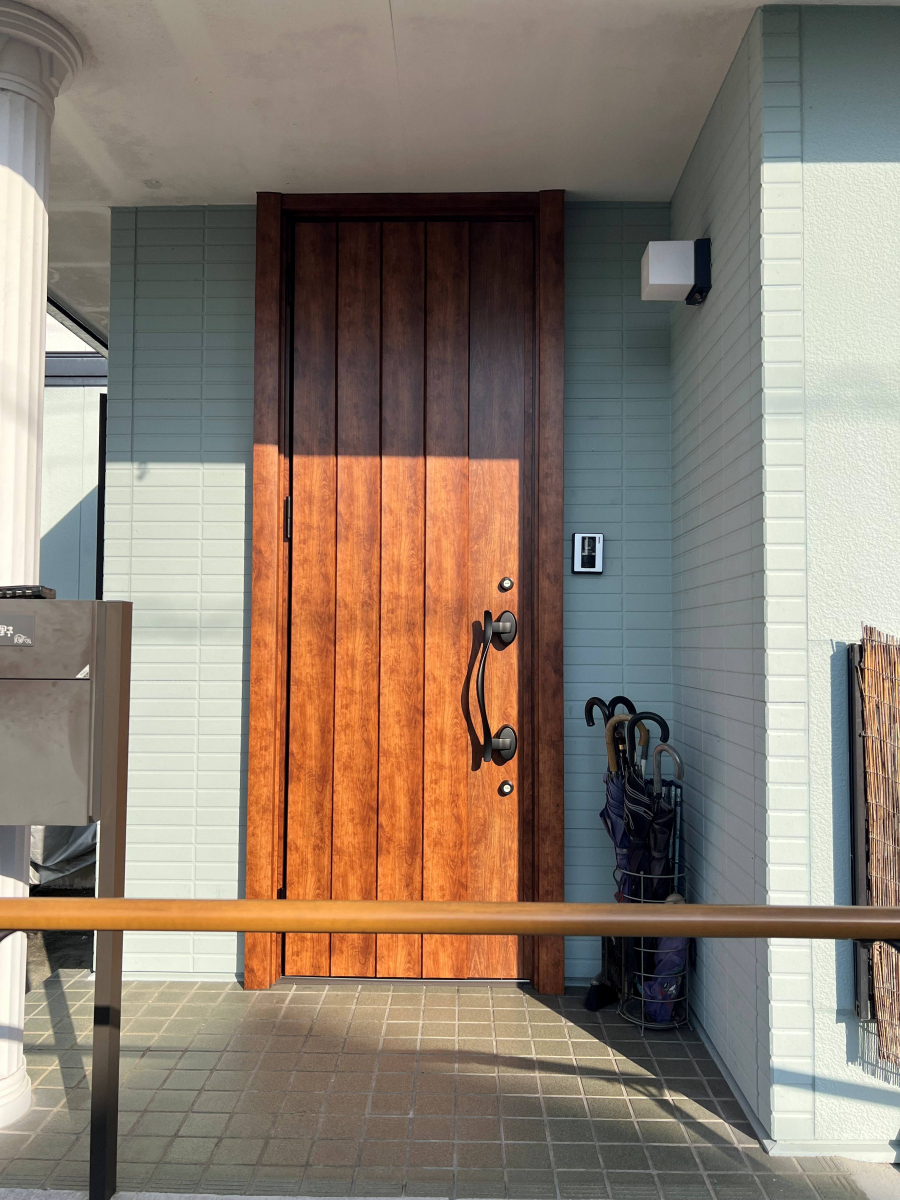 ギフマドAluminaMeisterの☆ドア交換☆玄関リシェント　♪玄関ドアをリフレッシュして気分爽快♪　補助金対象商品の施工後の写真1