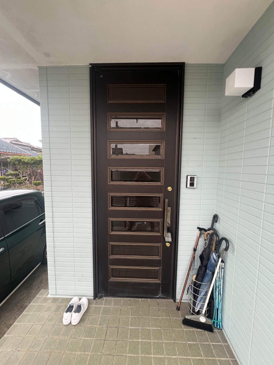 ギフマドAluminaMeisterの☆ドア交換☆玄関リシェント　♪玄関ドアをリフレッシュして気分爽快♪　補助金対象商品の施工前の写真1