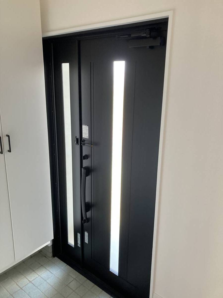 フェニックストーヨー住器の玄関ドア交換（リシェント）の施工後の写真2