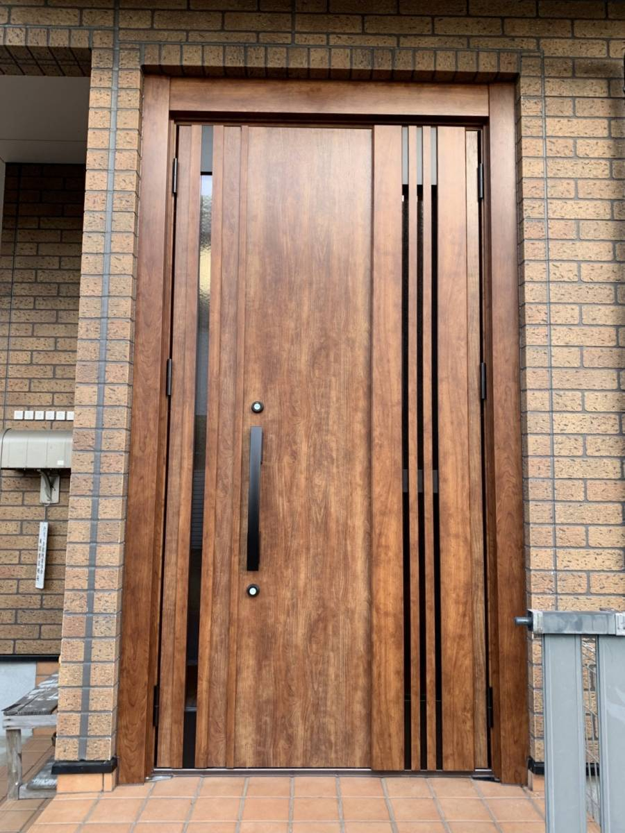 フェニックストーヨー住器の玄関ドア交換（リシェント/電動オープナーシステムDOAC）の施工後の写真1