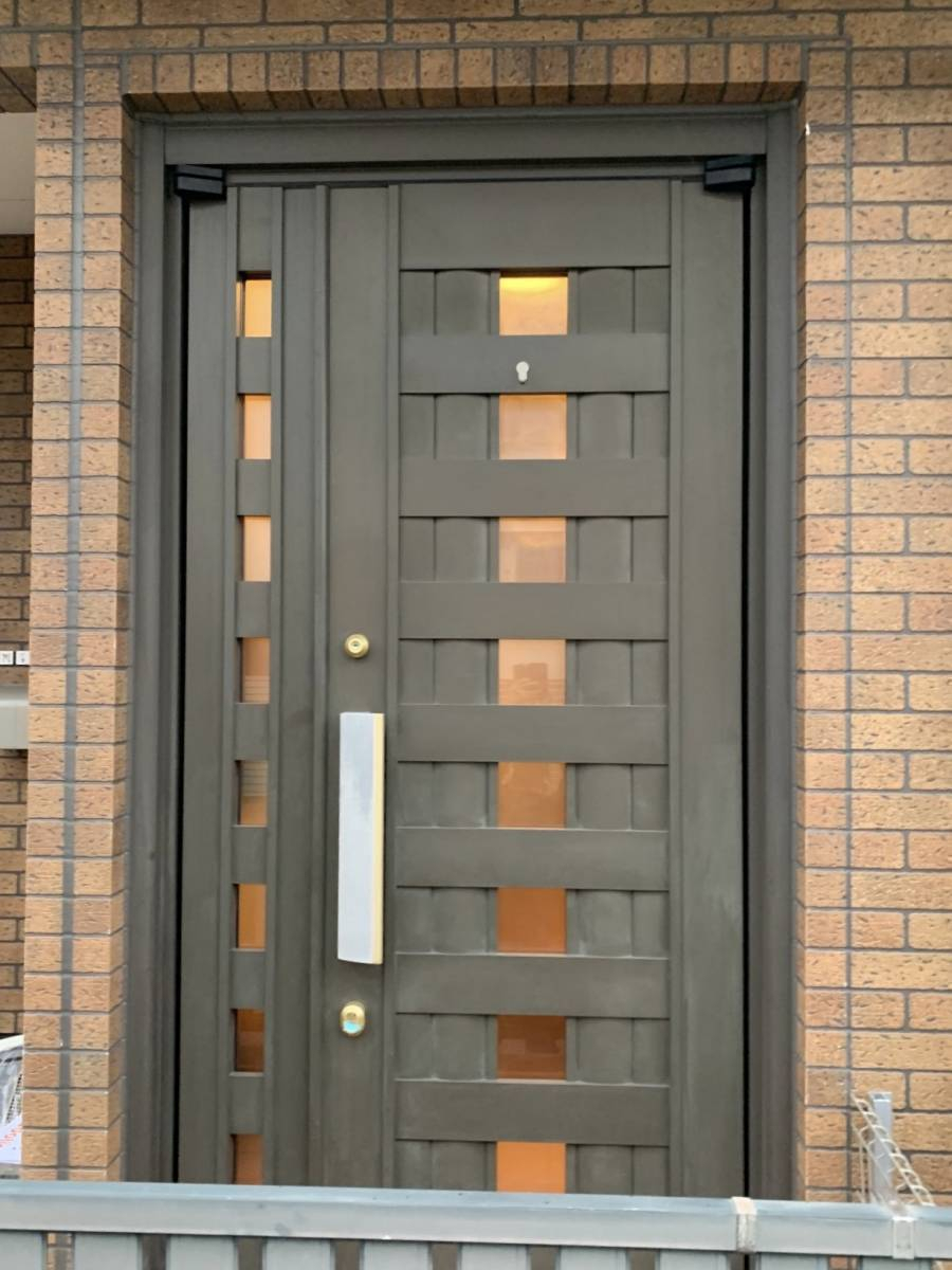 フェニックストーヨー住器の玄関ドア交換（リシェント/電動オープナーシステムDOAC）の施工前の写真1