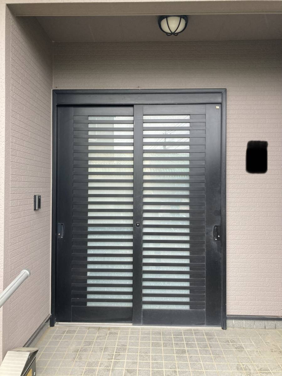 フェニックストーヨー住器の玄関ドア交換（リシェント）の施工前の写真1