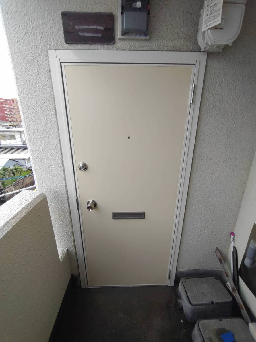 フェニックストーヨー住器のマンション玄関ドア取替工事の施工後の写真1