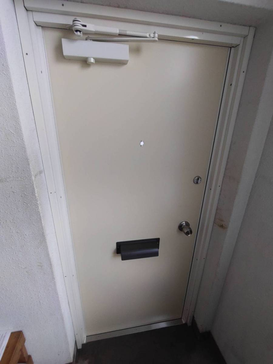 フェニックストーヨー住器のマンション玄関ドア取替工事の施工後の写真2