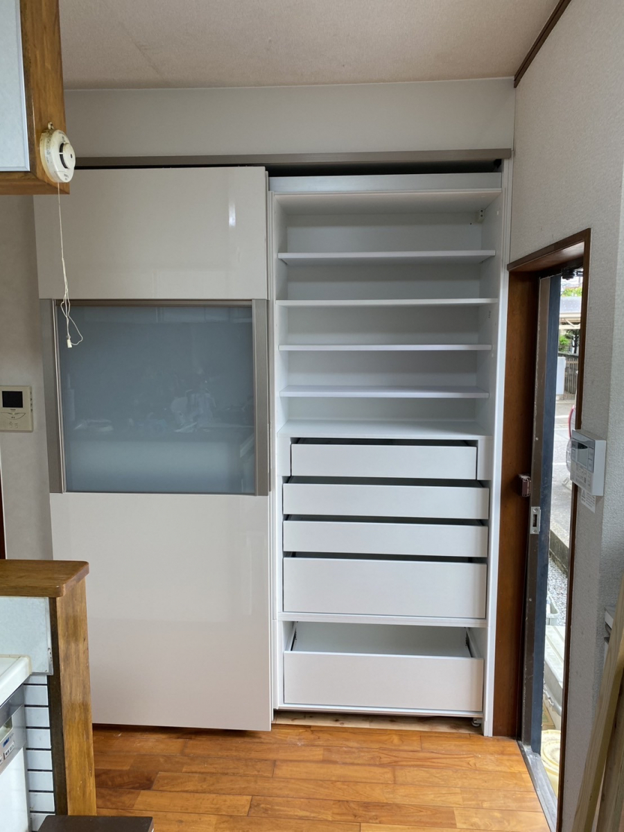 フェニックストーヨー住器の【キッチン収納】スタイリッシュな収納を取付けました!の施工後の写真2