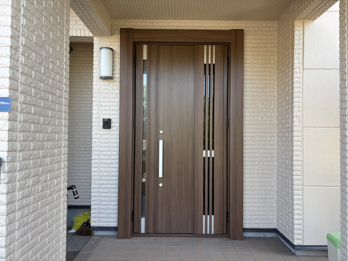 フェニックストーヨー住器の【玄関を1dayリフォーム】LIXIL玄関ドアリシェントの施工後の写真1