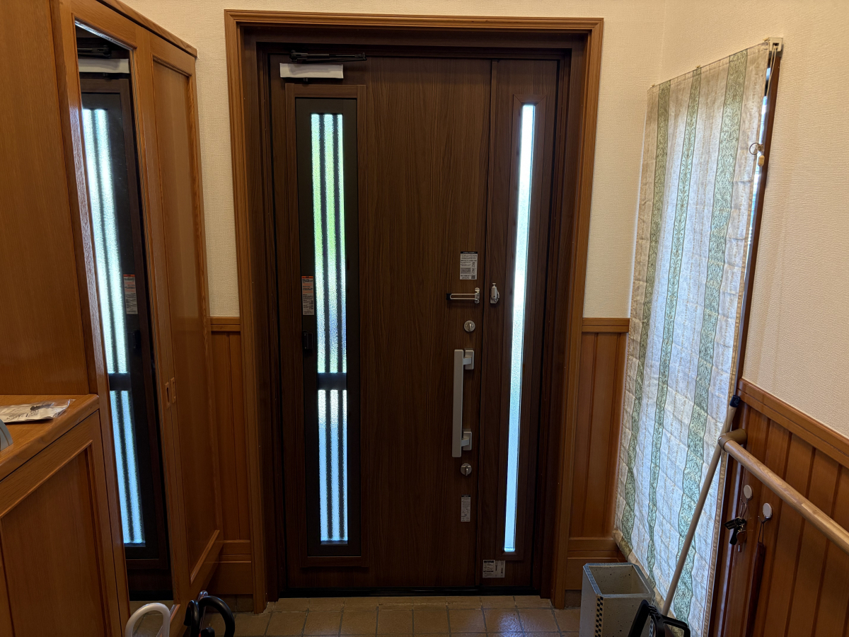 フェニックストーヨー住器の【玄関を1dayリフォーム】LIXIL玄関ドアリシェントの施工後の写真2