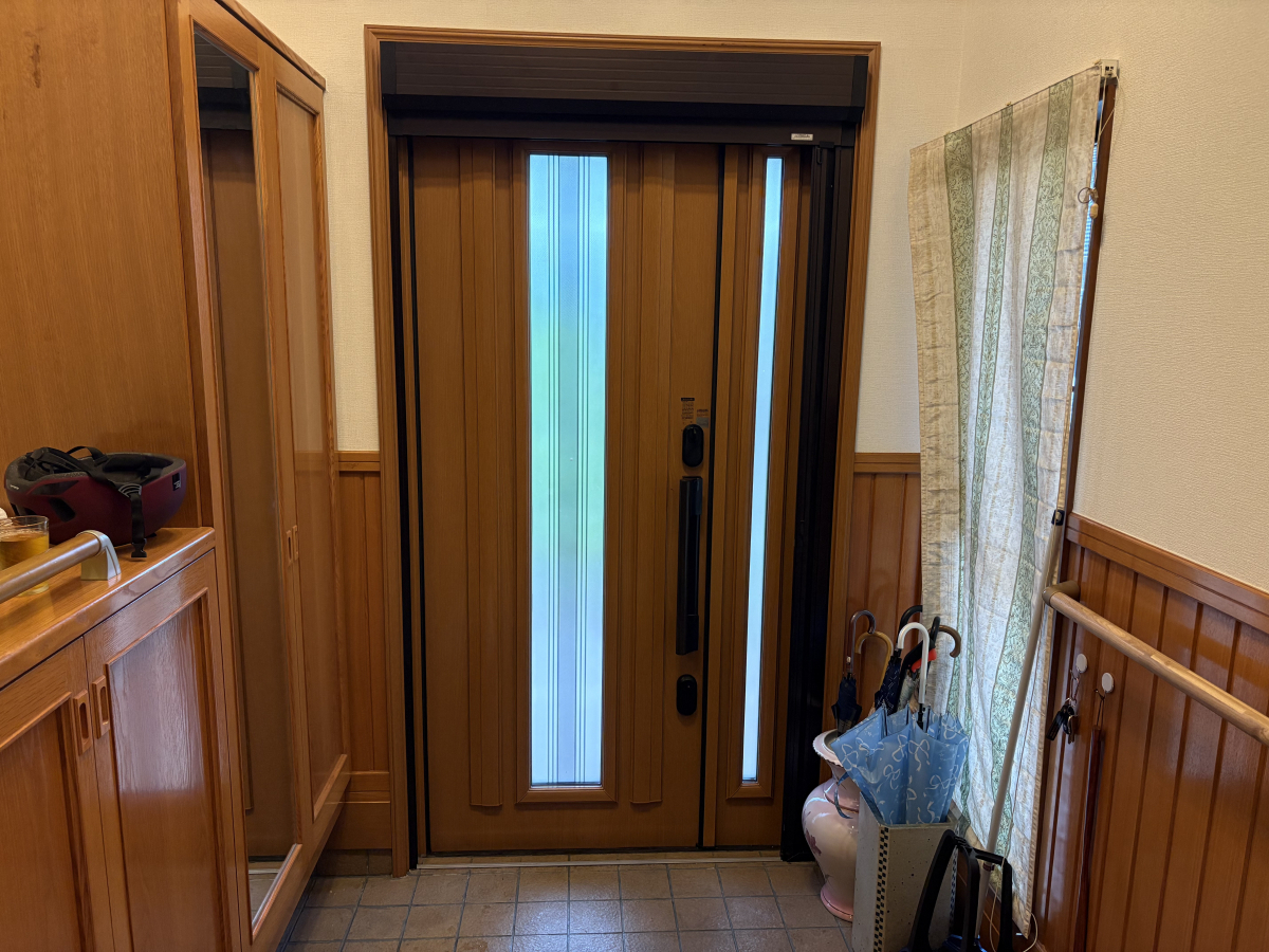 フェニックストーヨー住器の【玄関を1dayリフォーム】LIXIL玄関ドアリシェントの施工前の写真2