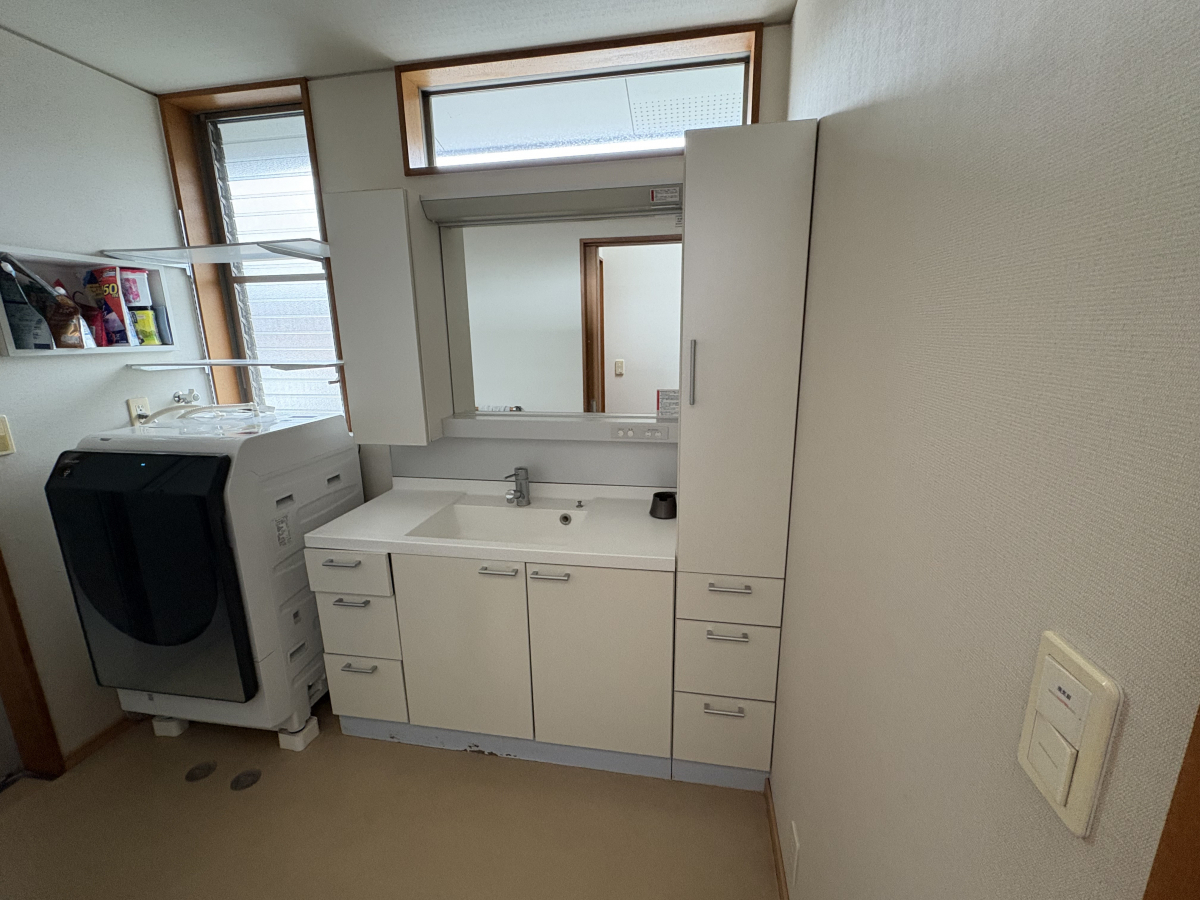 フェニックストーヨー住器の機能も見た目も一新!「クレヴィ」で快適な洗面空間に!の施工前の写真1