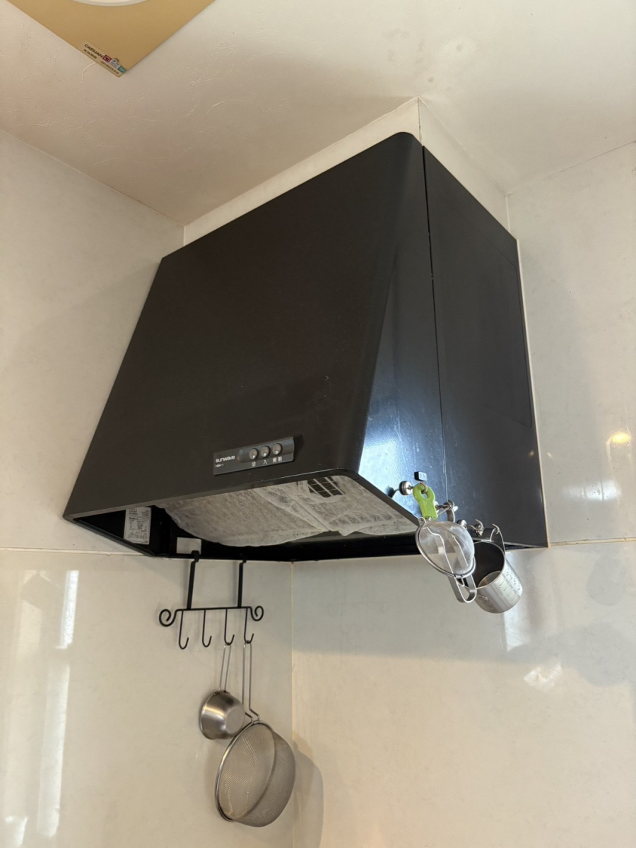 フェニックストーヨー住器の【キッチン】レンジフードのみの取替も可能です!の施工前の写真1