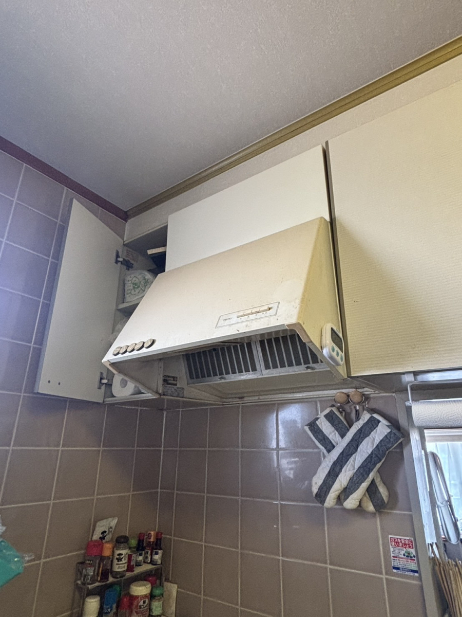 フェニックストーヨー住器の【キッチン】レンジフード交換の施工前の写真1
