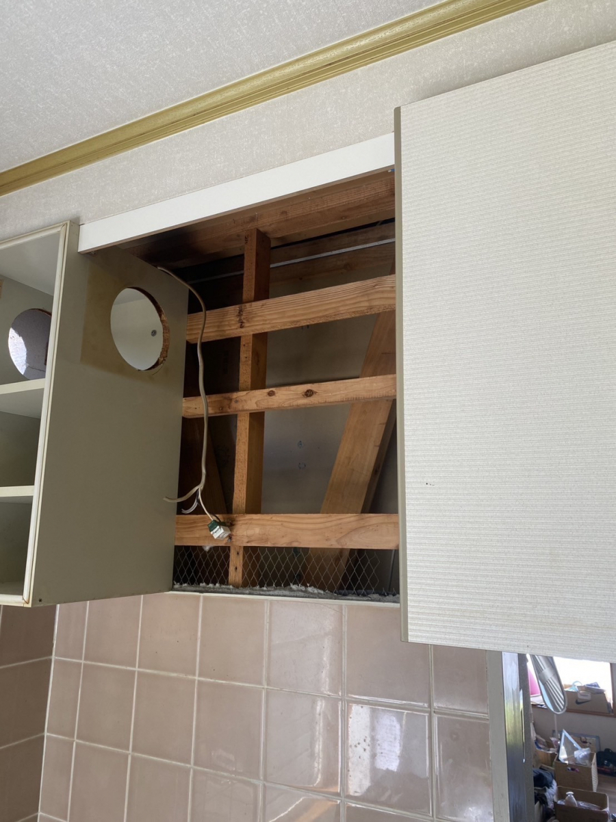 フェニックストーヨー住器の【キッチン】レンジフード交換の施工前の写真2