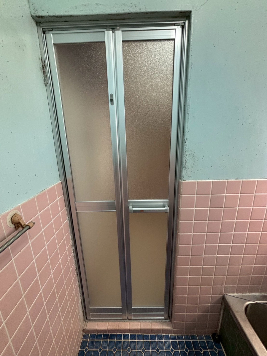 フェニックストーヨー住器の【浴室ドア交換】ドア→折戸へお取替え!の施工後の写真1