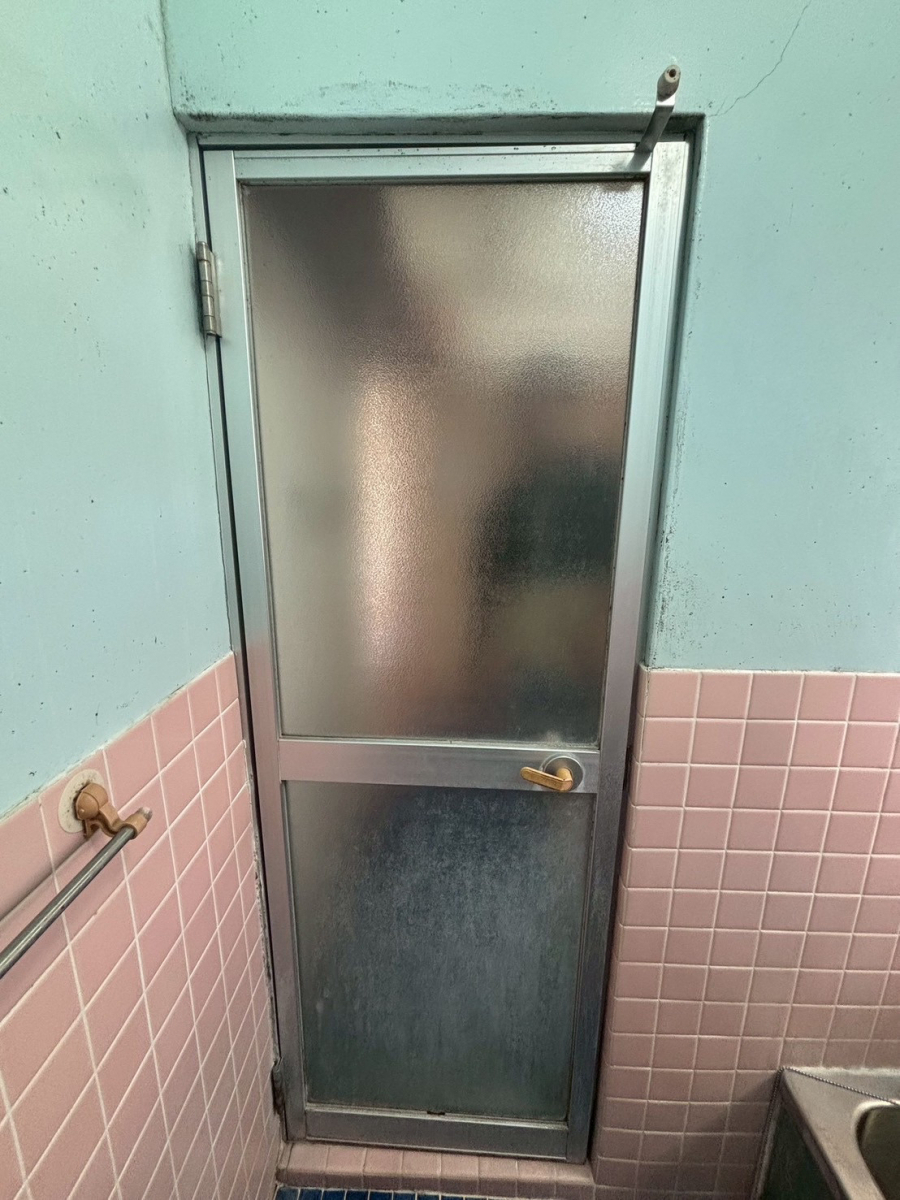 フェニックストーヨー住器の【浴室ドア交換】ドア→折戸へお取替え!の施工前の写真1