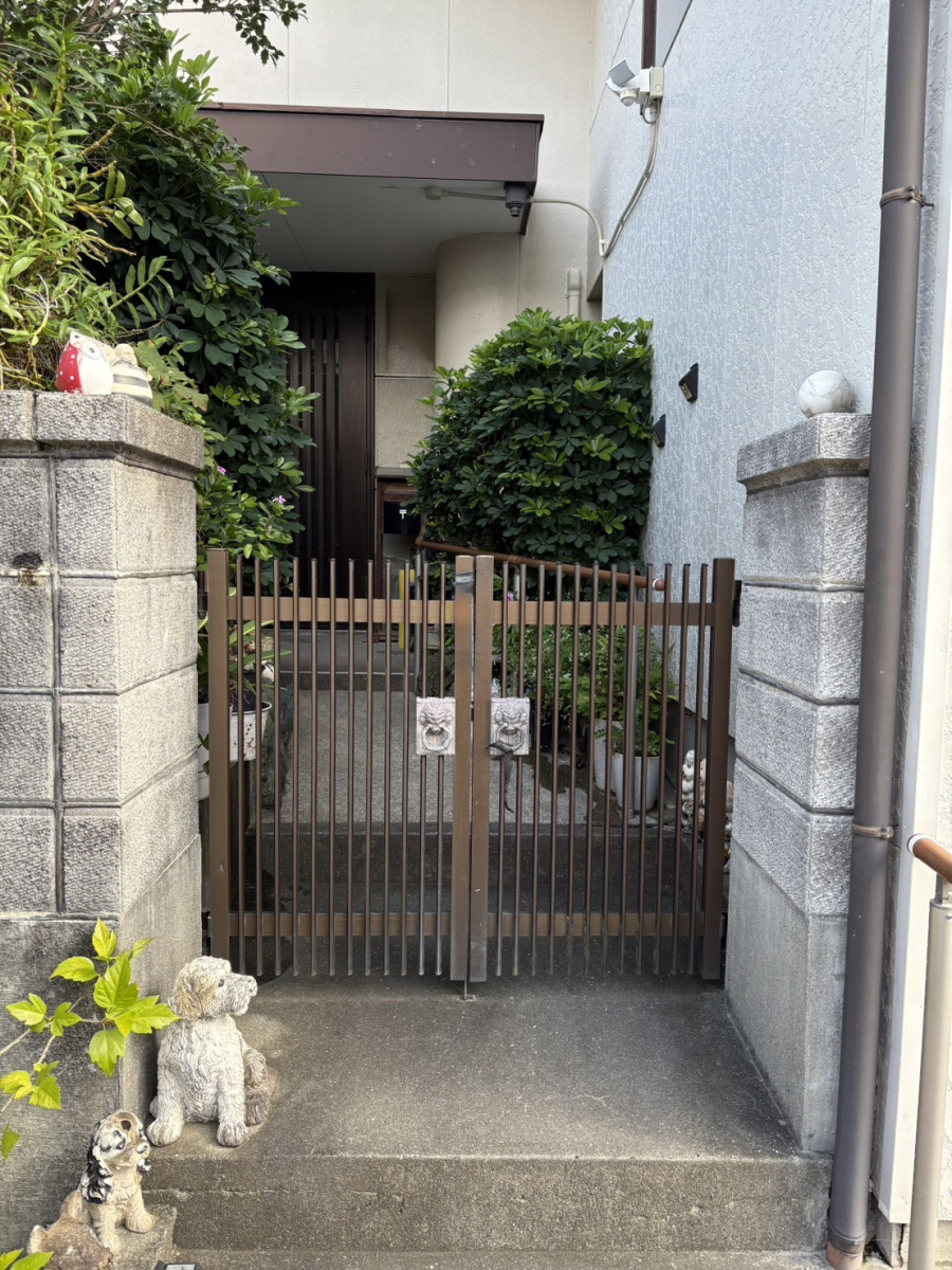 フェニックストーヨー住器の【門扉取替】玄関まわりリフォームの施工前の写真1