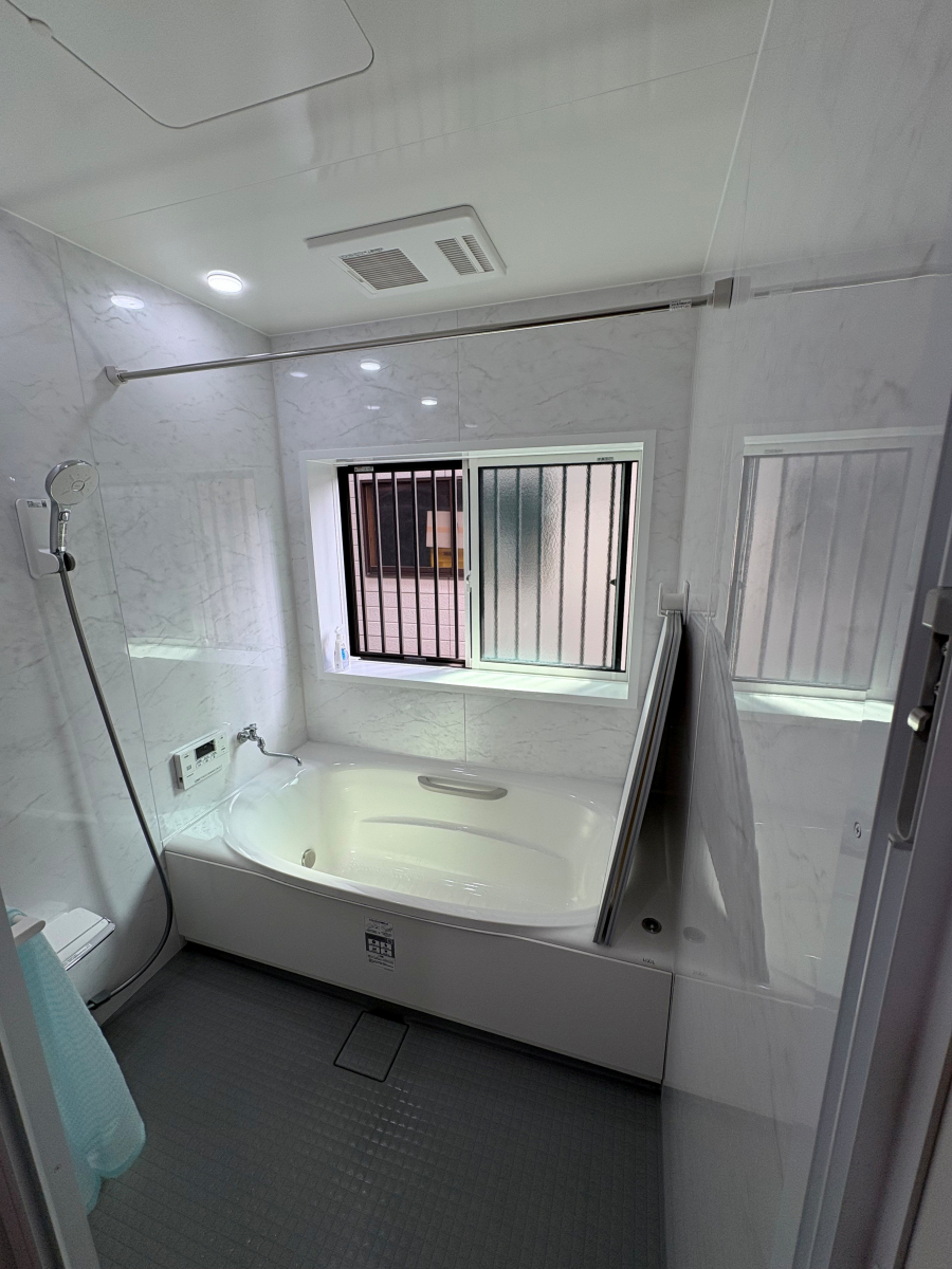 フェニックストーヨー住器の【戸建フルリフォーム①】浴室を快適な空間に！の施工後の写真1