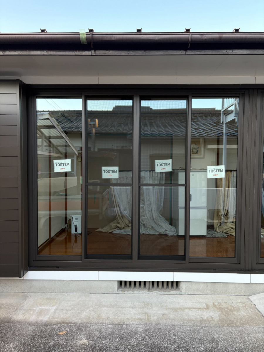 フェニックストーヨー住器の【先進的窓リノベ】リプラスで外観を一新！断熱性＆機能性もUPの施工後の写真1