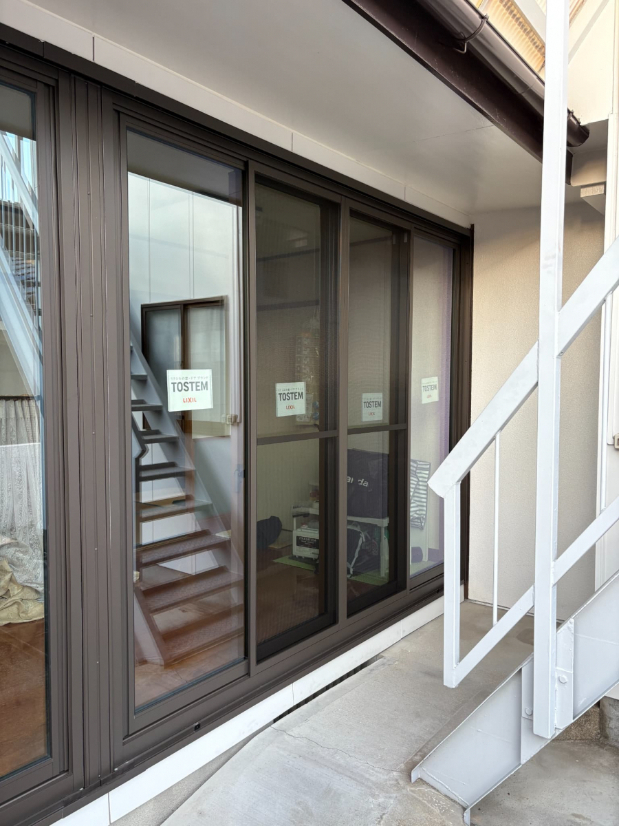 フェニックストーヨー住器の【先進的窓リノベ】リプラスで外観を一新！断熱性＆機能性もUPの施工後の写真2