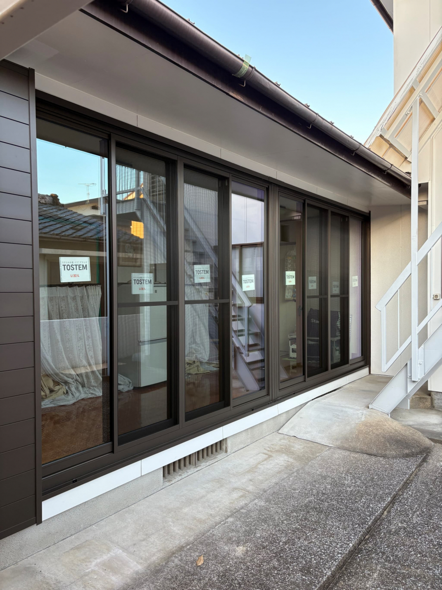 フェニックストーヨー住器の【先進的窓リノベ】リプラスで外観を一新！断熱性＆機能性もUPの施工後の写真3