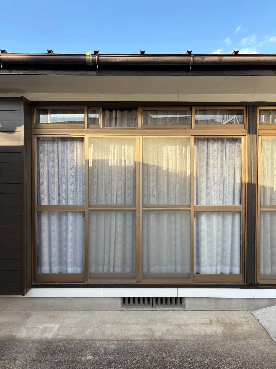 フェニックストーヨー住器の【先進的窓リノベ】リプラスで外観を一新！断熱性＆機能性もUPの施工前の写真1