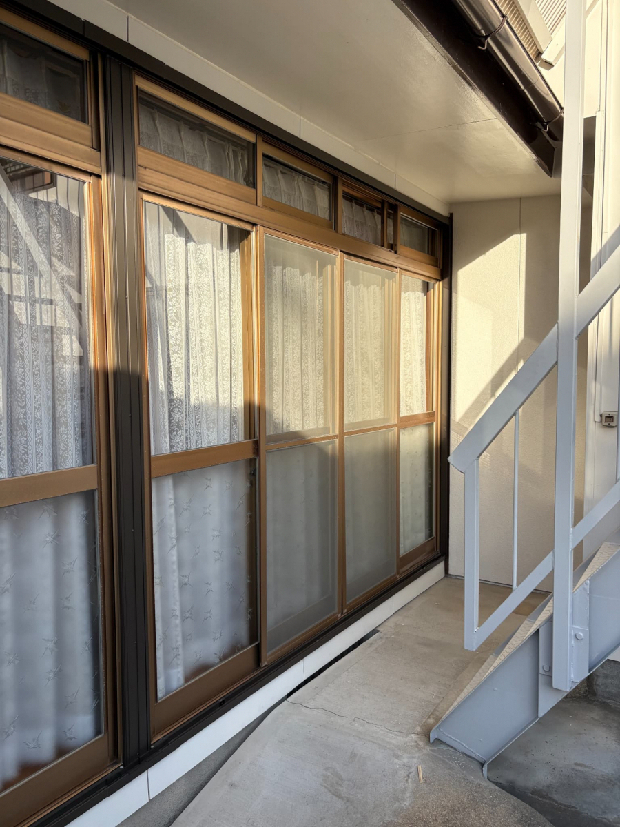 フェニックストーヨー住器の【先進的窓リノベ】リプラスで外観を一新！断熱性＆機能性もUPの施工前の写真2