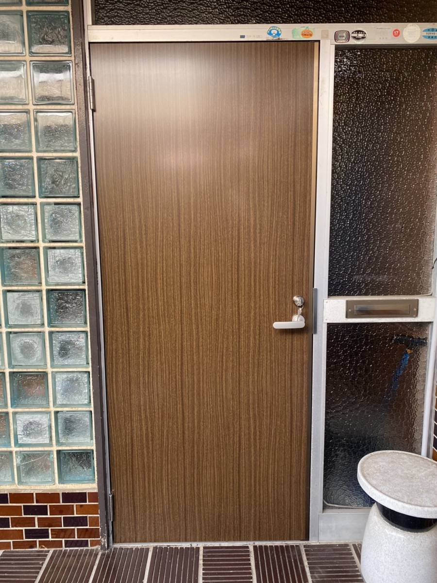 フェニックストーヨー住器の【ロンカラーフラッシュドア】玄関ドア交換の施工後の写真1