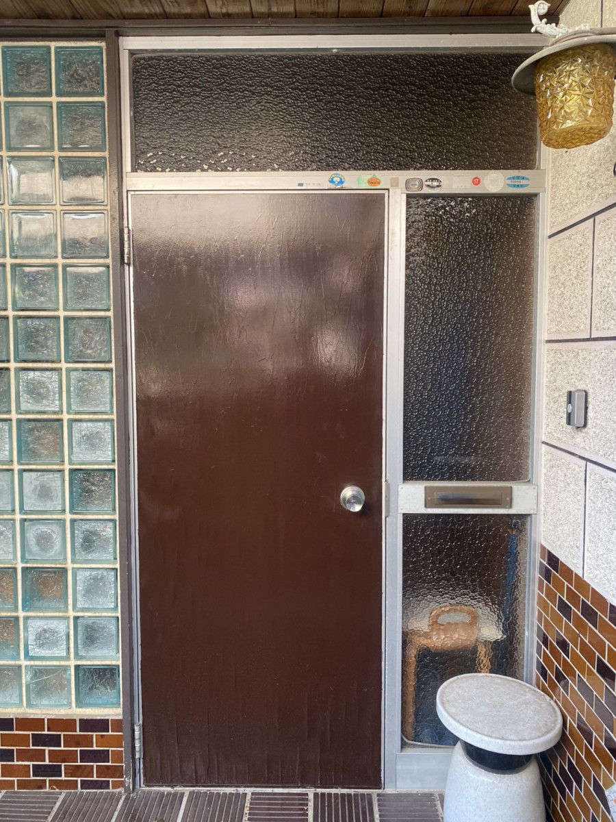 フェニックストーヨー住器の【ロンカラーフラッシュドア】玄関ドア交換の施工前の写真1