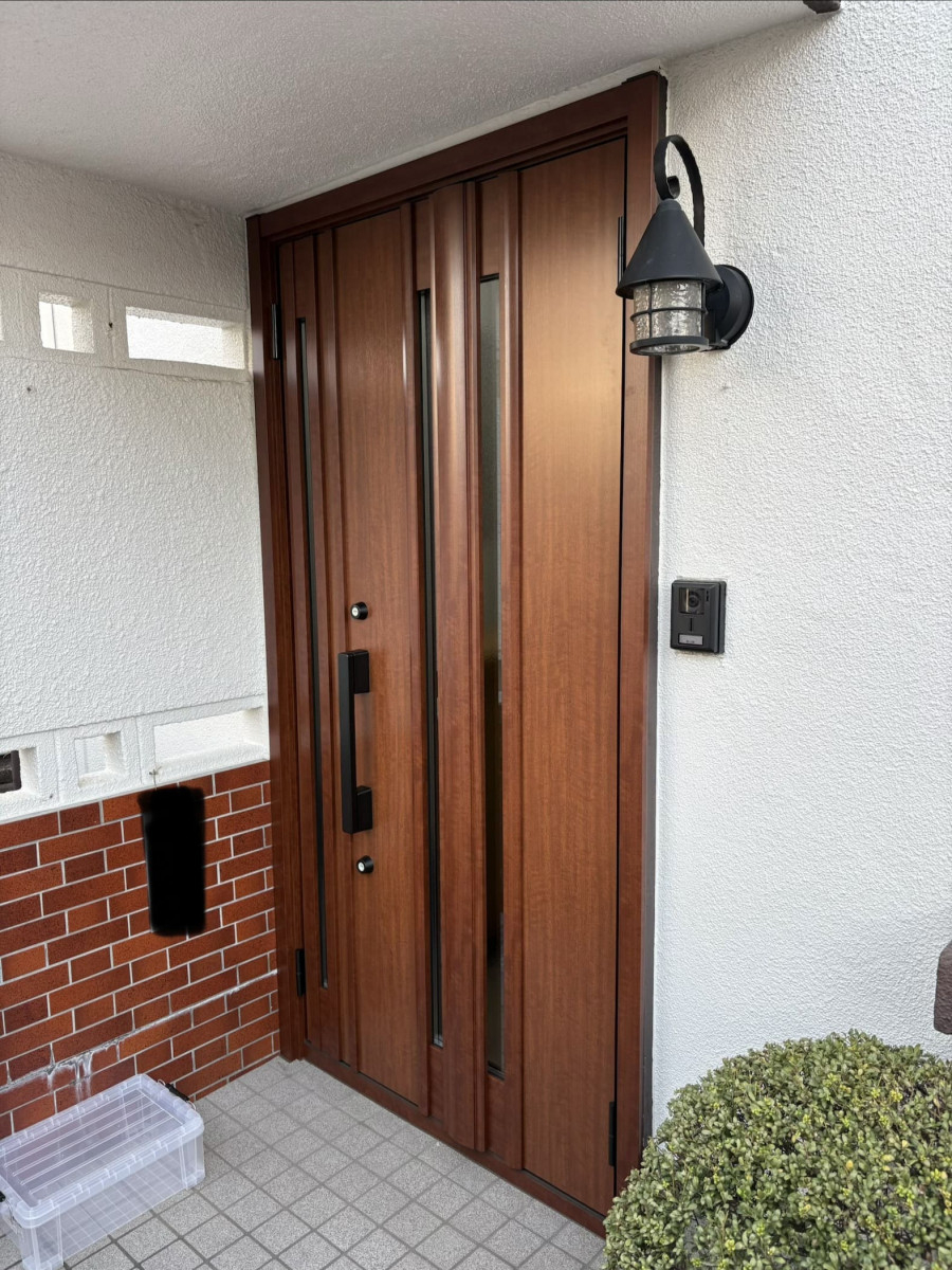 フェニックストーヨー住器の【玄関リフォーム】玄関ドアも1日で交換できます！の施工後の写真1