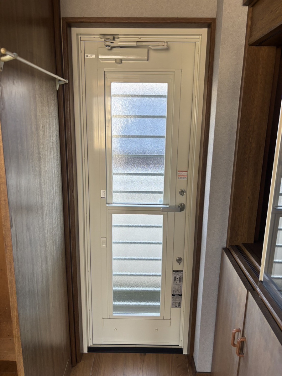 フェニックストーヨー住器の【リシェント】　勝手口ドアの施工後の写真1