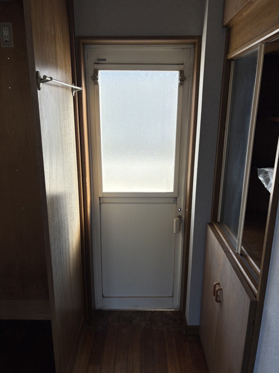 フェニックストーヨー住器の【リシェント】　勝手口ドアの施工前の写真1