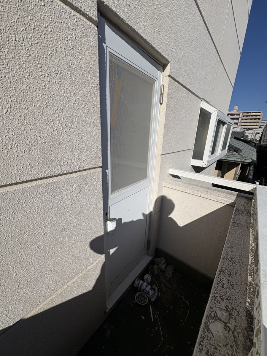 フェニックストーヨー住器の【リシェント】　勝手口ドアの施工前の写真2