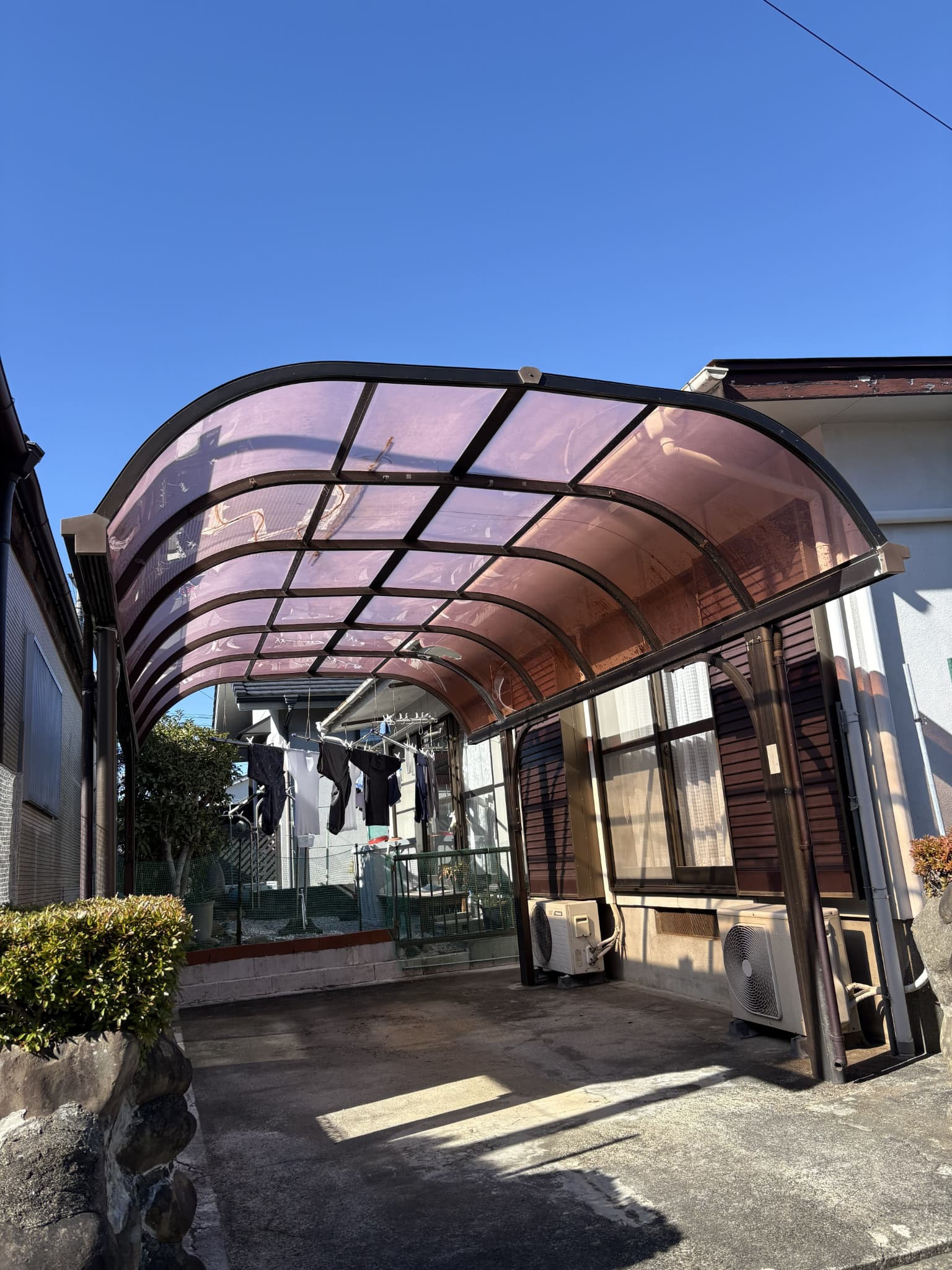 フェニックストーヨー住器の【カーポート】ボロボロの屋根を1日で新しく！の施工前の写真1