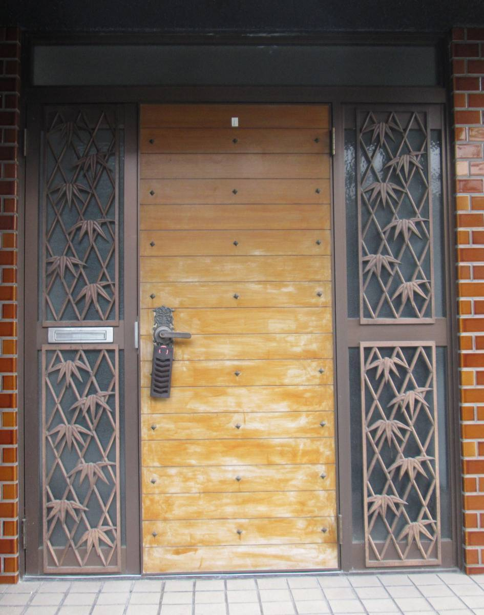 水島アルミトーヨー住器の玄関ドア　一新の施工前の写真1