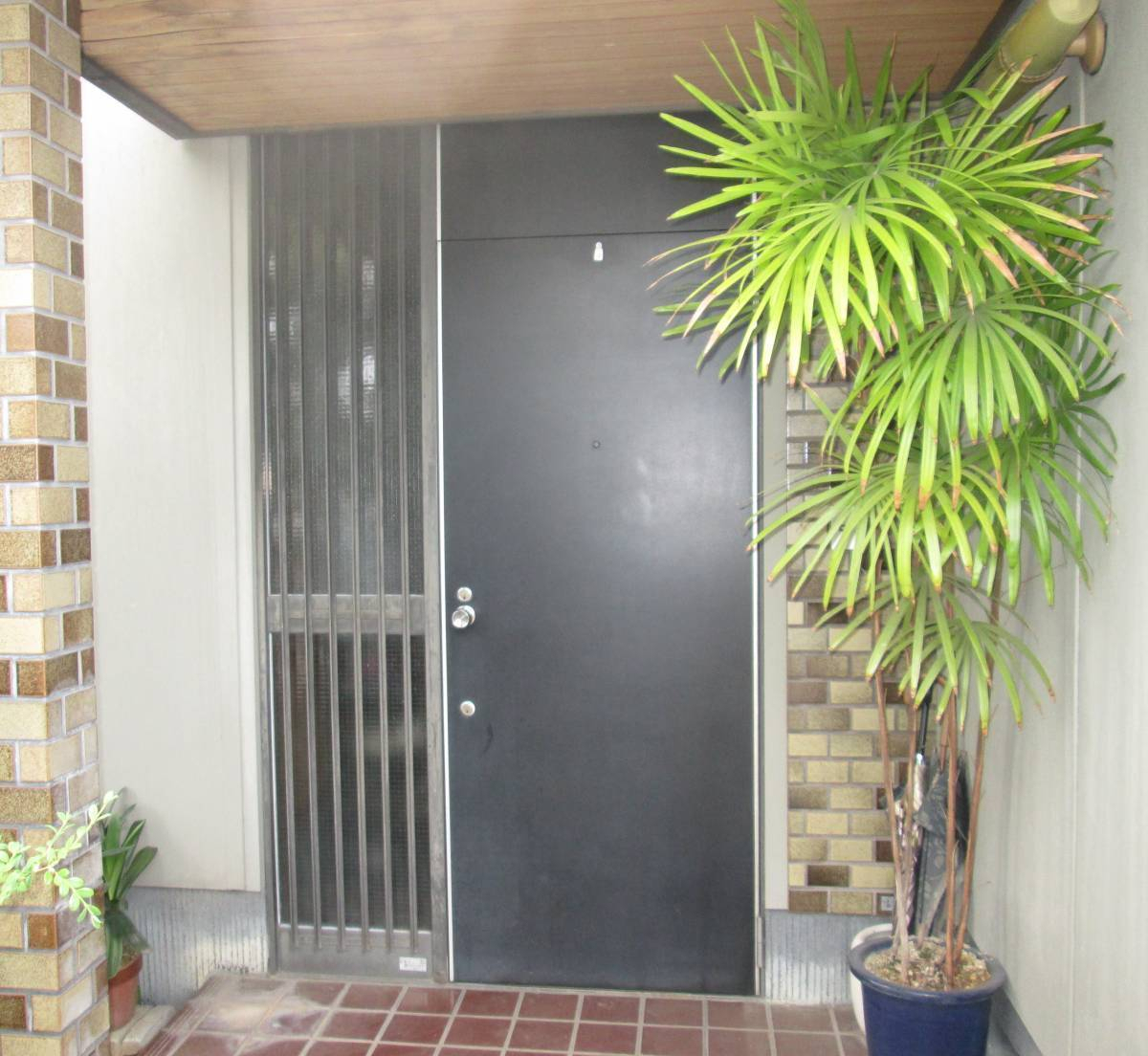 水島アルミトーヨー住器の玄関ドア　リフォームの施工前の写真1