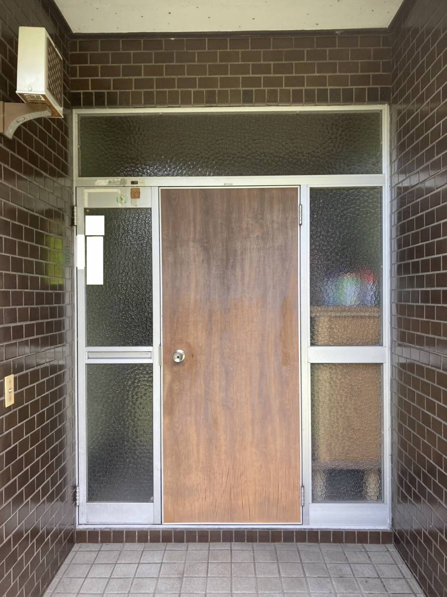 水島アルミトーヨー住器の岡山市　玄関ドアを新しくの施工前の写真1