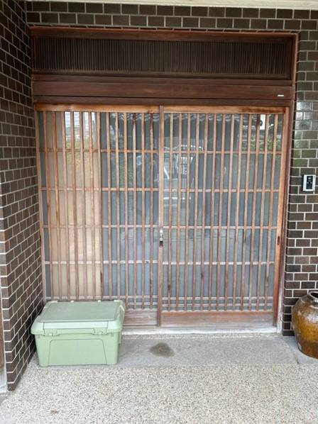 水島アルミトーヨー住器の玄関引戸の取替えの施工前の写真1