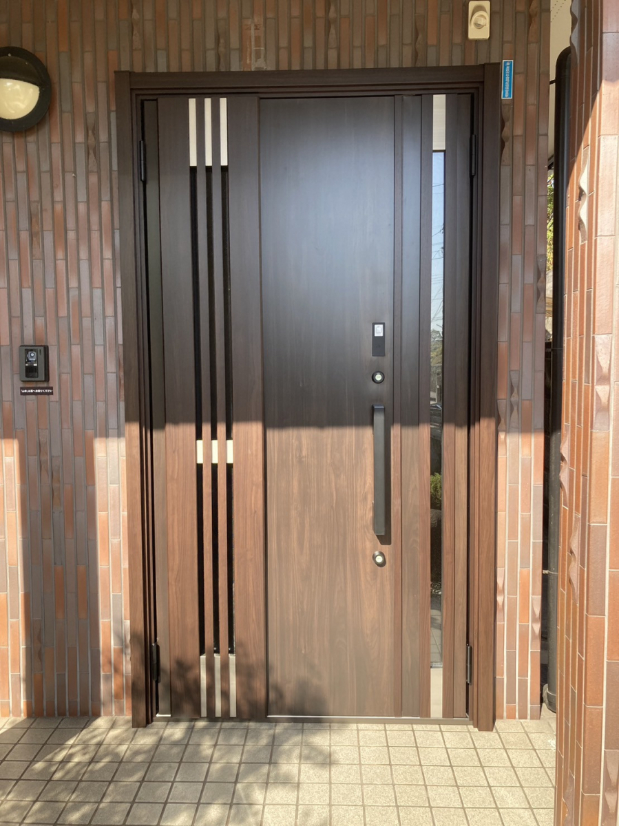 水島アルミトーヨー住器の玄関ドア　取替工事の施工後の写真1