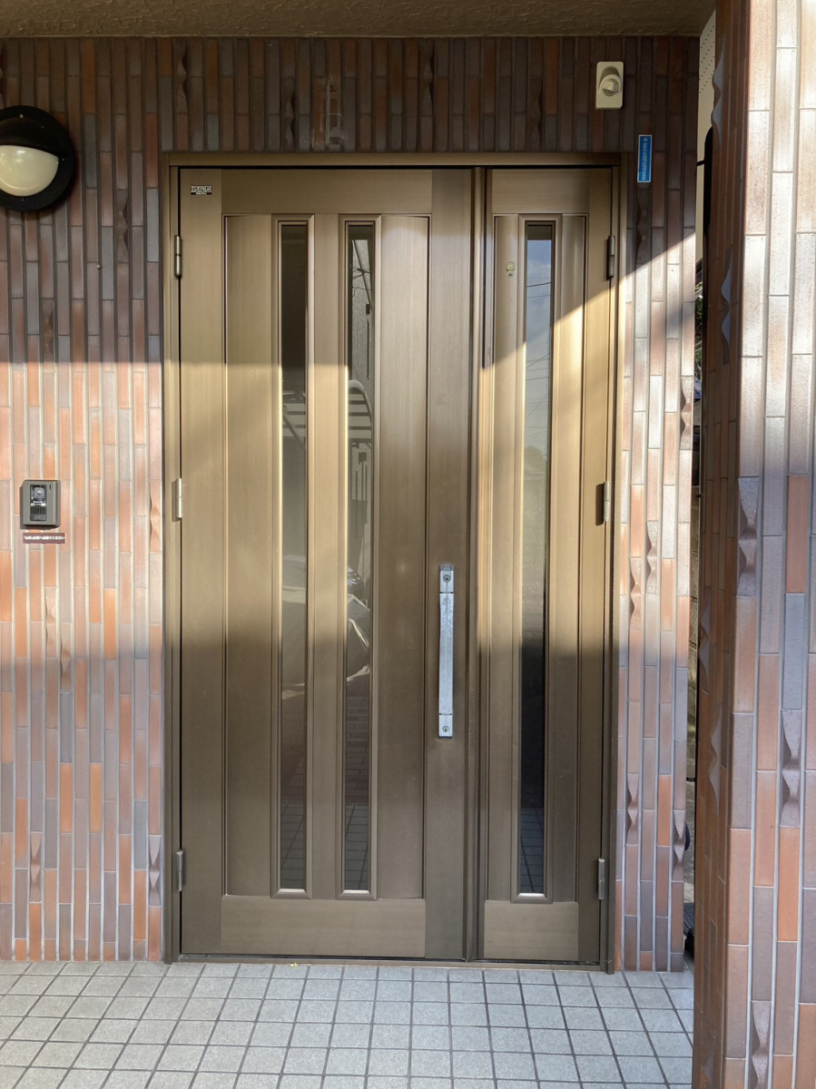 水島アルミトーヨー住器の玄関ドア　取替工事の施工前の写真1