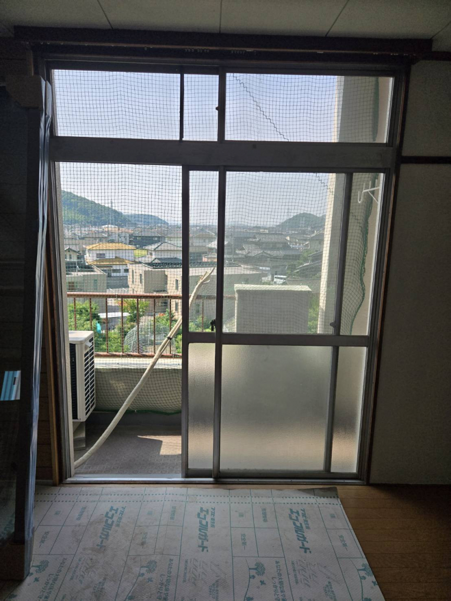 水島アルミトーヨー住器の新しい窓に取り替えて、見た目も機能もグレードアップ!の施工前の写真2