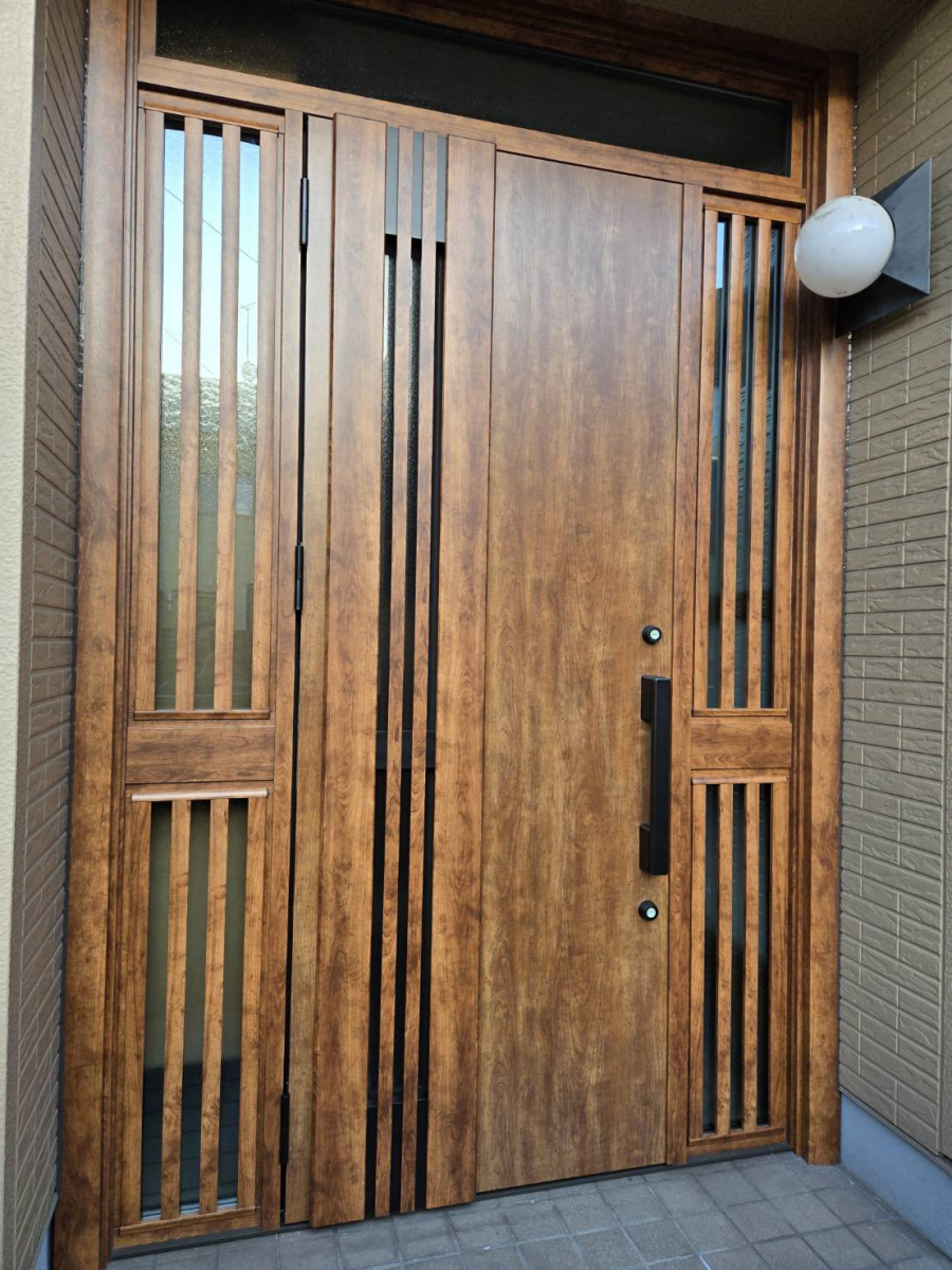 水島アルミトーヨー住器のリシェント玄関ドアの施工後の写真1