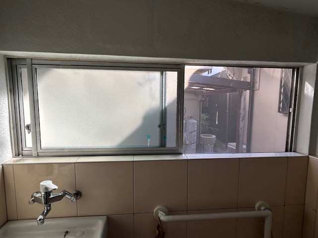 水島アルミトーヨー住器の浴室内窓工事の施工前の写真2