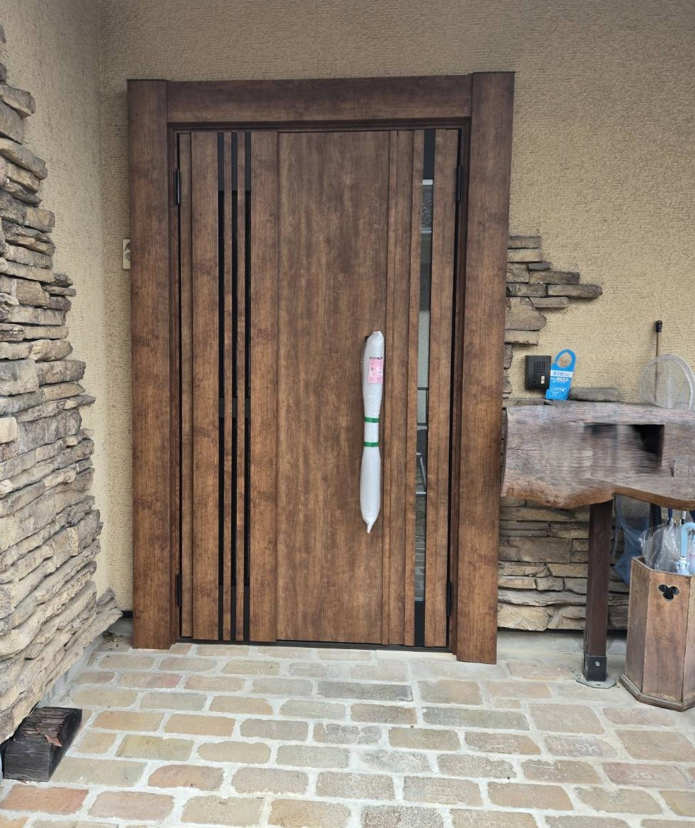 水島アルミトーヨー住器の断熱性・デザイン性と両立した玄関ドアへ一新の施工後の写真1
