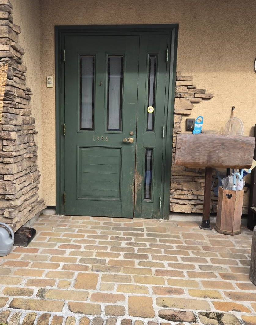 水島アルミトーヨー住器の断熱性・デザイン性と両立した玄関ドアへ一新の施工前の写真1