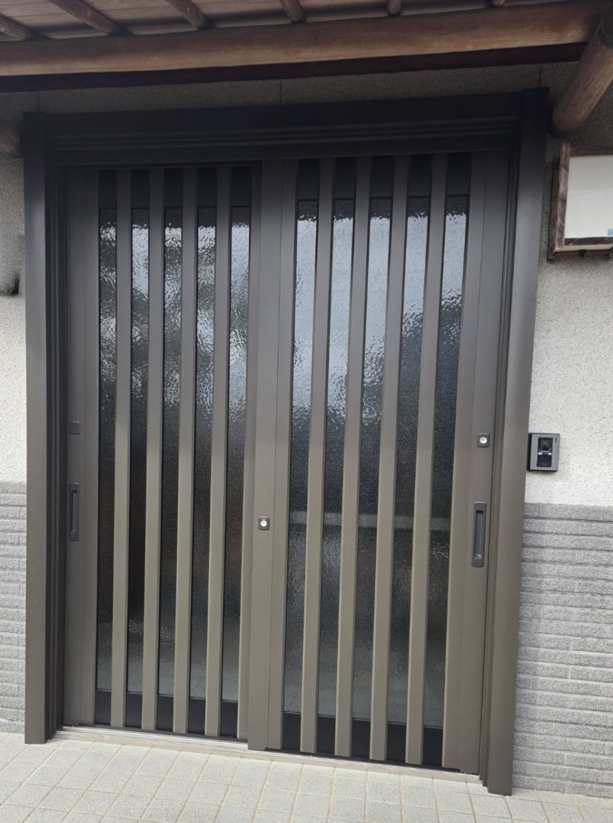 水島アルミトーヨー住器のリシェント玄関引戸で快適な玄関への施工後の写真1