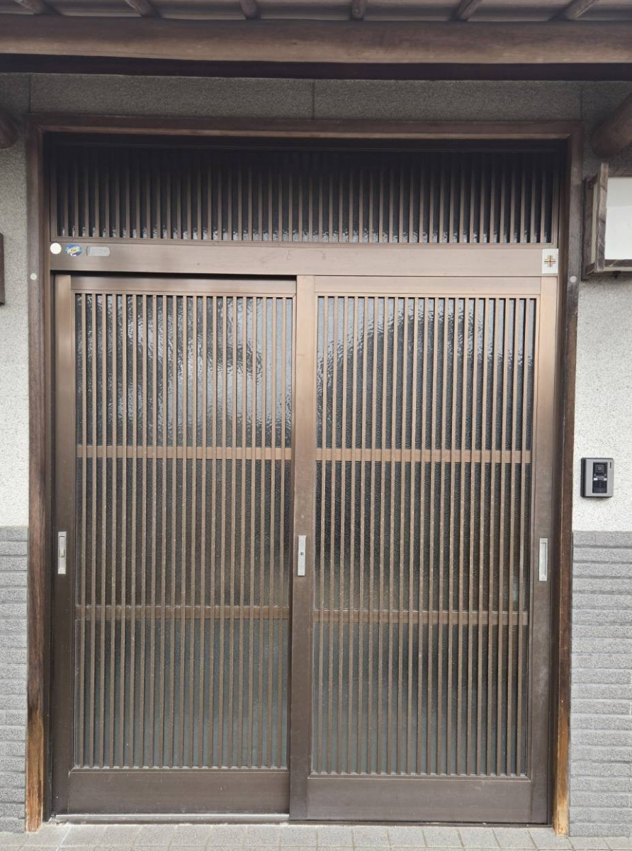 水島アルミトーヨー住器のリシェント玄関引戸で快適な玄関への施工前の写真1