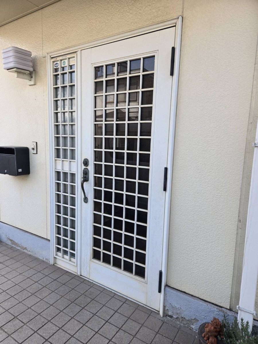 水島アルミトーヨー住器の古くなった玄関を一新の施工前の写真1