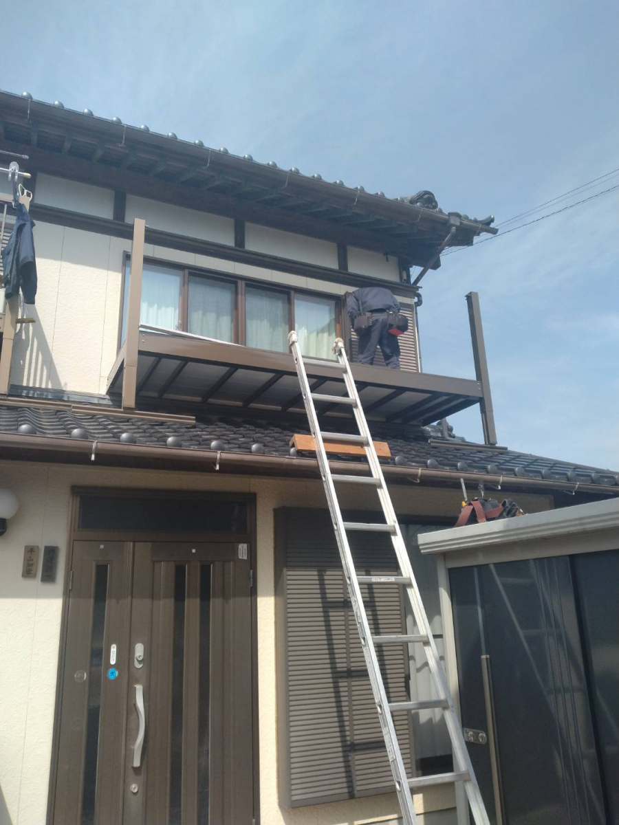 クボガラスの後付けの屋根置き式バルコニーを取付しましたの施工後の写真1